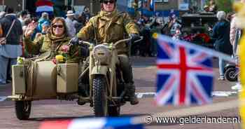 Rheden loopt massaal uit om 80 jaar vrijheid te vieren: zwaaien met rood-wit-blauw gehaakte vlaggetjes