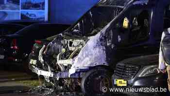 Geparkeerde bestelwagen vat vuur in Deurne: twee voertuigen zwaar beschadigd, oorzaak accidenteel