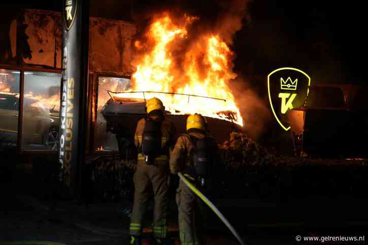 Boot op trailer door brand verwoest, politie onderzoekt brandstichting