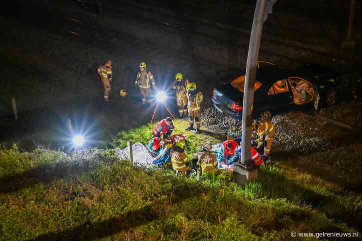Auto vliegt uit de bocht en crasht op het spoor, twee zwaargewonden