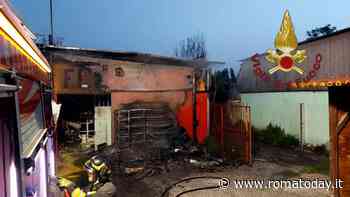 Magazzino in fiamme nella notte