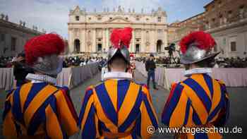 Ostermesse auf dem Petersplatz beginnt ohne Papst