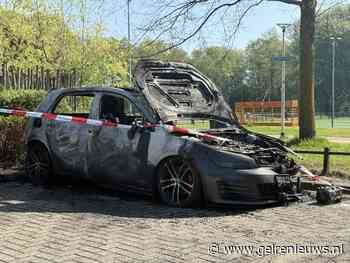Geparkeerde auto uitgebrand