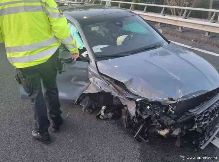 Lachgasbestuurder crasht gehuurde Audi RS3 op A10 en vlucht