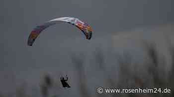 Gleitschirmflieger stürzt ab und landet in Wandergruppe – drei Verletzte