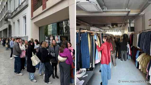 Lange rij voor stocksale van Antwerps kledingmerk Lewis & Melly: “Door succes openen we ook op paasmaandag”