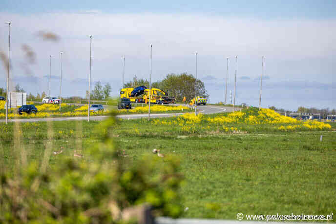Auto te water bij toerit N201 naar A2 richting Amsterdam