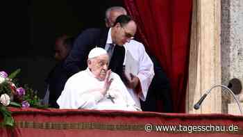 Angeschlagener Papst Franziskus spendet Segen zu Ostern