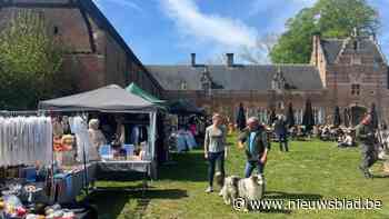 Gezellig paasmarktje rond de kasteelhoeve