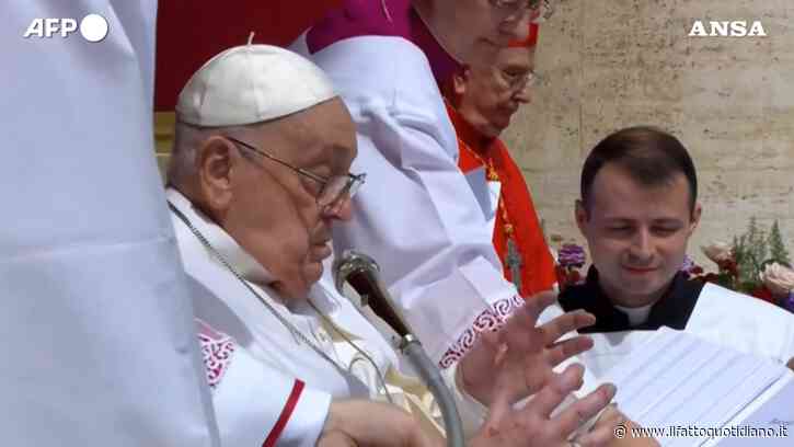 Papa Francesco dal balcone di San Pietro per l’Urbi et Orbi: “Buona Pasqua”. Il boato dei fedeli – Video