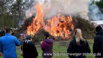 Gemütlich und gesellig: Tausende bei Osterfeuern in Wolfsburg