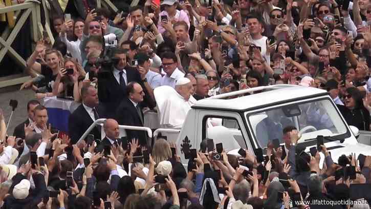 Papa Francesco a bordo della papamobile stupisce i fedeli: il bagno di folla in piazza San Pietro – Video