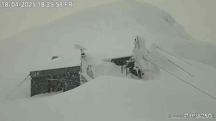 Neve e raffiche di vento oltre i 130 km/h sulla Marmolada, sommersa la Capanna Punta Penia – Video