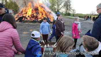 Osterfeuer im Kreis Gifhorn mit Osterhasen und einem Papagei
