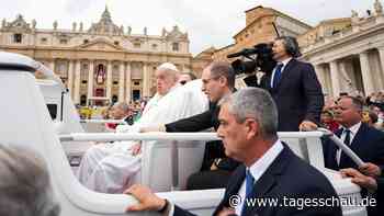 Papst Franziskus: Geschwächt, aber umjubelt von den Gläubigen