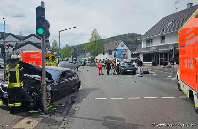 FW Königswinter: Sechs Verletzte bei Verkehrsunfall in Königswinter - Ittenbach