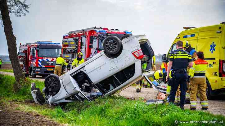 Auto raakt boom en vliegt over de kop in weiland, bestuurder zwaargewond