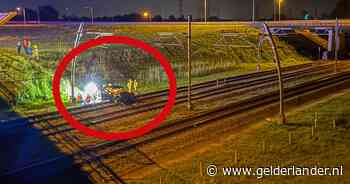 Nadat auto crasht - niet voor het eerst - op Betuweroute, toch heeft treinverkeer daar geen last van