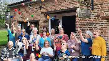 Heemkundige Handen maken pompons voor kunstwerk rond dementie
