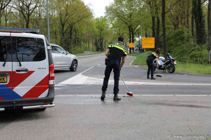 Motorrijder en automobilist botsen op kruising