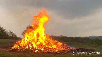Osterfeuer in NRW trotz Regen und Gewitter