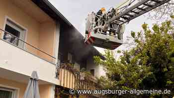 Wohnungsbrand in Pfersee: Feuerwehr muss Mann von Balkon retten