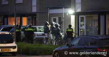 Arrestatieteam gaat woning binnen in Uden, bewoner aangehouden door politie