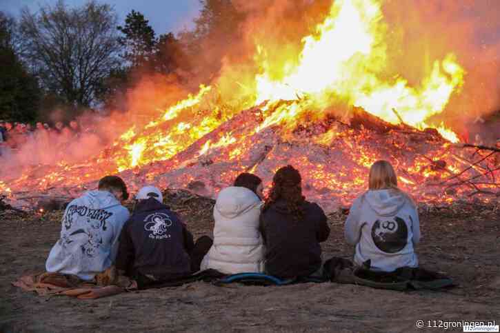 Drukte en gezelligheid bij paasvuren in Onnen en Noordlaren