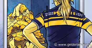 Agenten doen simpele aanhouding in Almelo, maar dan blijkt er iemand in de woning te zijn waar de politie al een tijdje naar op zoek is