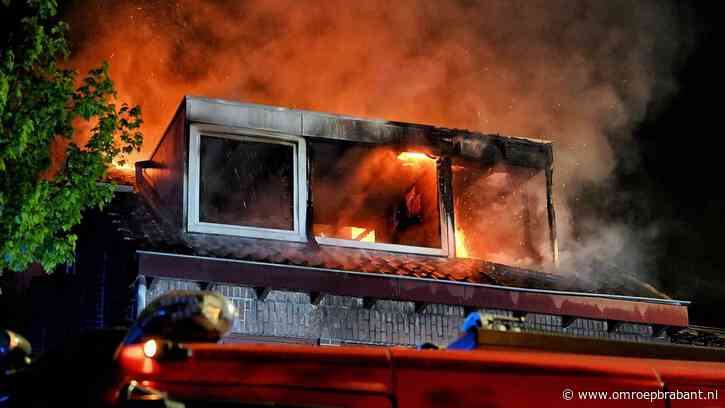 Uitslaande brand verwoest huis, omliggende woningen ontruimd