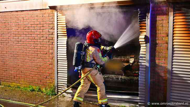 Brand in garagebox met twee auto's, brandweer kan overslaan vuur voorkomen