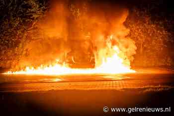 Auto vliegt twee keer in brand, ook bestelbus uitgebrand