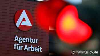 Arbeitslose mit Holzpferden: Nur Weiterbildung hilft den Arbeitslosen? Falsch!