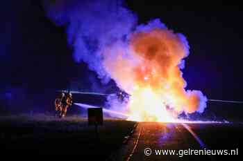 Auto vliegt in brand op snelweg, inzittenden op tijd eruit