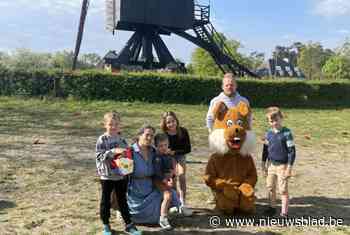 Kinderen zoeken paaseieren rond molen