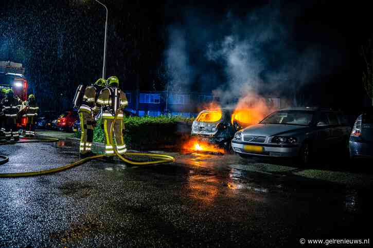 Auto volledig uitgebrand, tweede voertuig zwaar beschadigd: politie onderzoekt brandstichting