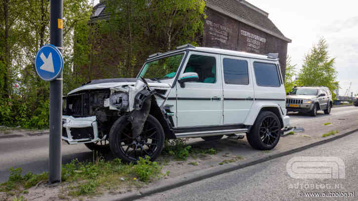 Huur-Mercedes ramt auto en paal in Vlaardingen