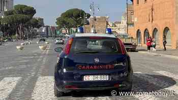 Rapina e insulti omofobi ai Fori Imperiali. Turista aggredito da tre giovani: teneva per mano il suo compagno