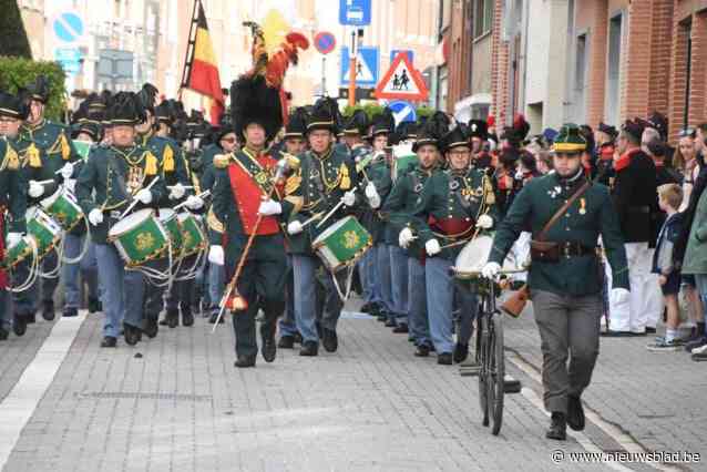Sint-Veroonmars bezorgt honderden paassoldaten en duizenden wandelaars en toeschouwers kippenvel: “Dit geeft vlinders in de buik”