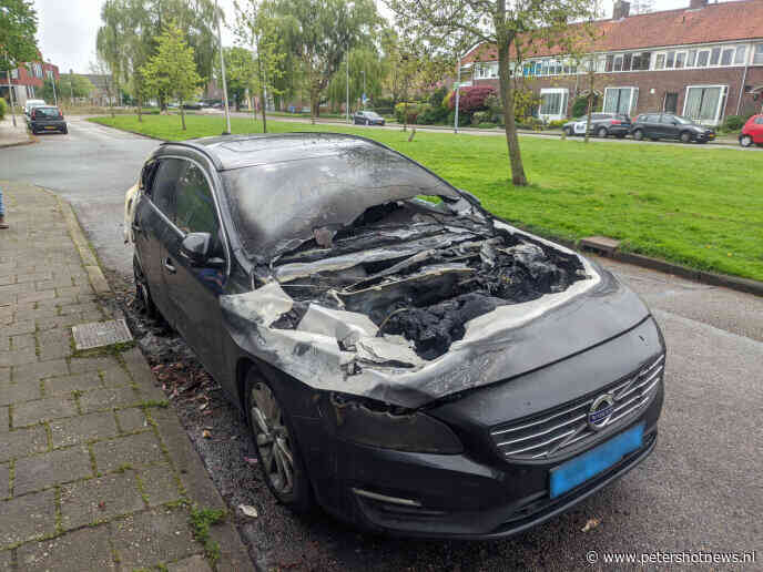 Taxi volledig uitgebrand op kruising Dreeslaan en Nolenslaan in Uithoorn