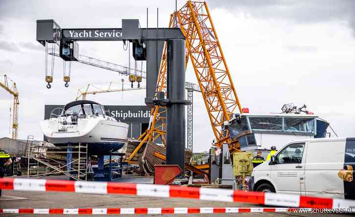 Torenkraan valt op werkschip in Maasbracht