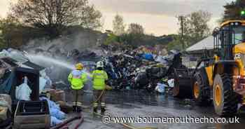 Firefighters battle massive 400-tonne rubbish fire