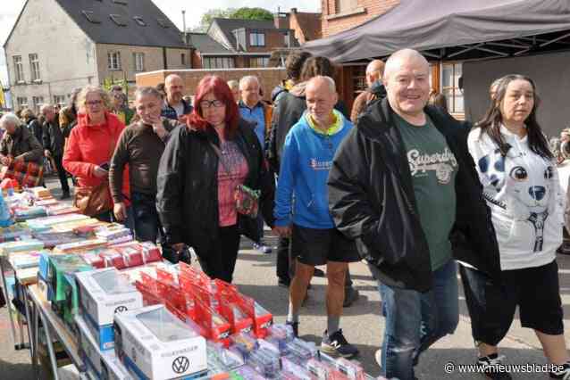 Duizenden dagtoeristen genieten van gezellige paasmaandagjaarmarkt
