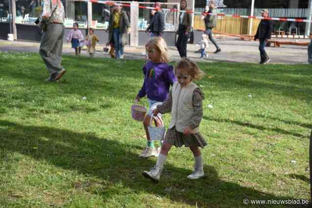 120 kinderen gaan op zoek naar paaseieren in tuin cc De Biekorf