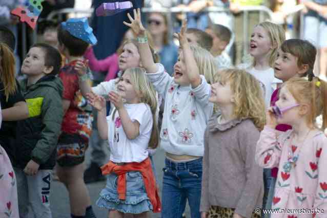 Kinderen grabbelen naar de vliegende klokjes