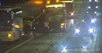 Vijf gewonden bij botsing tussen twee bussen met AZ-fans in Wijkertunnel