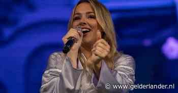 Emma Heesters terug op podium na kankerdiagnose: 'Net voordat ik op moest, begon ik te janken'