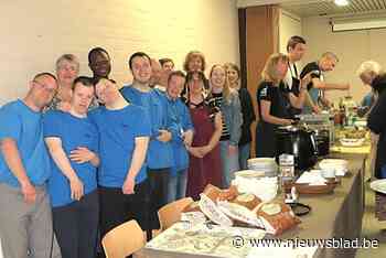 Zestig inwoners steken benen onder tafel voor lunch van 5 euro: “We willen mensen samenbrengen voor een warmere samenleving ”