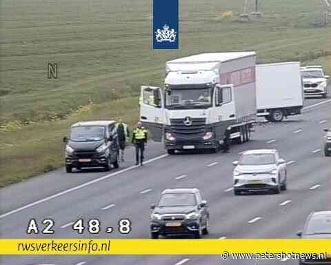 Rijstroken dicht door ongeluk met vrachtwagen en bestelauto op A2