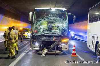 Vijf gewonden bij botsing tussen bussen met AZ-fans in tunnel